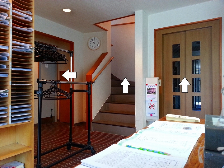 2階から3階、礼拝室への道の様子